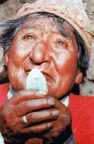 Fotografia che ritrae Don Benito Qoriwaman con un Kintu